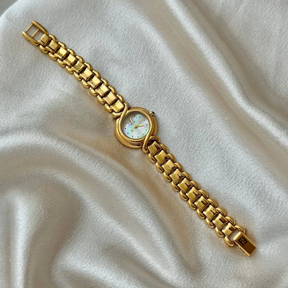 AUTHENTIC VINTAGE FENDI MOTHER-OF-PEARL WATCH - Picture 3 of 10